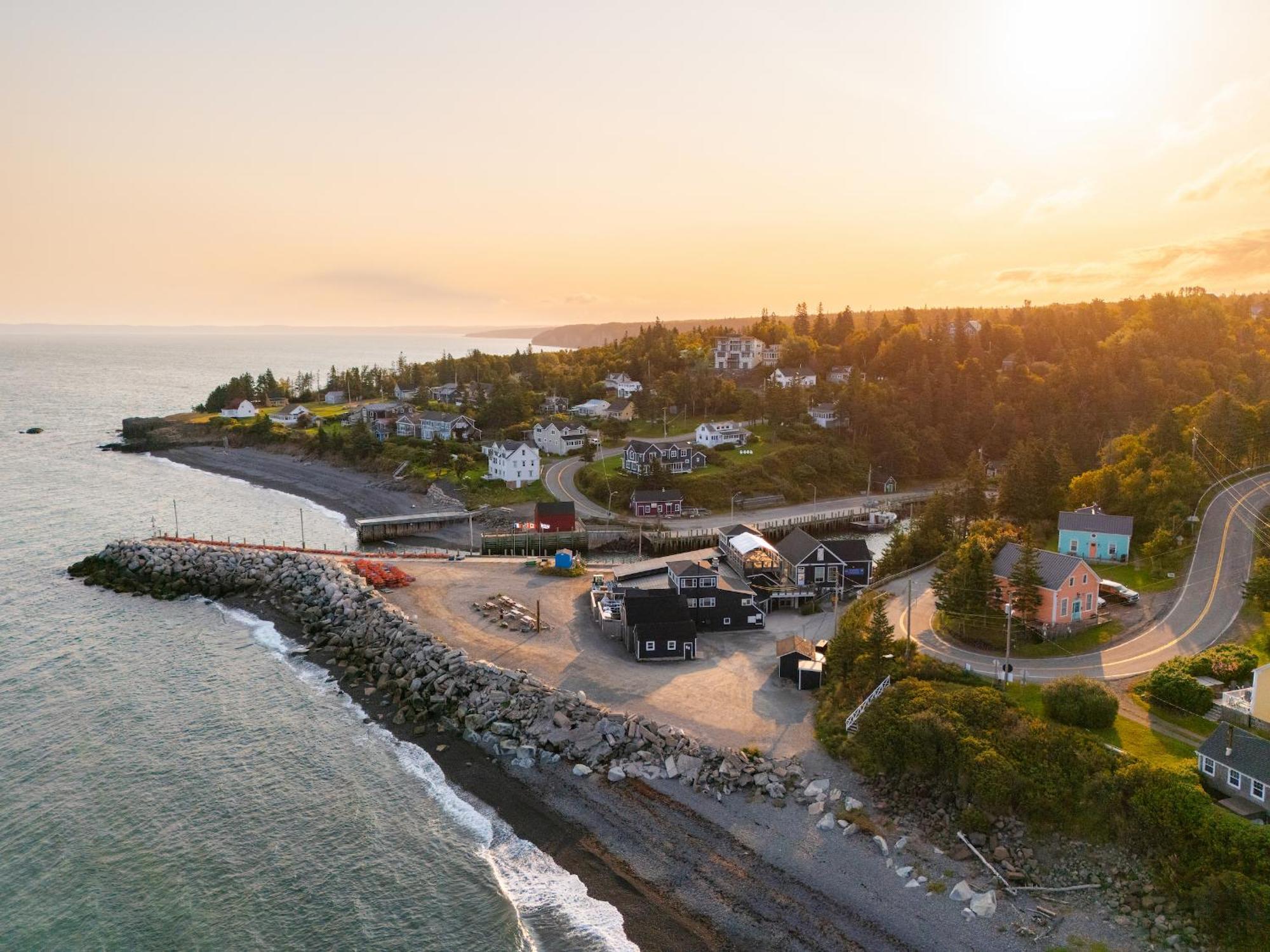 Tides Inn Guest Suites Halls Harbour Exterior photo