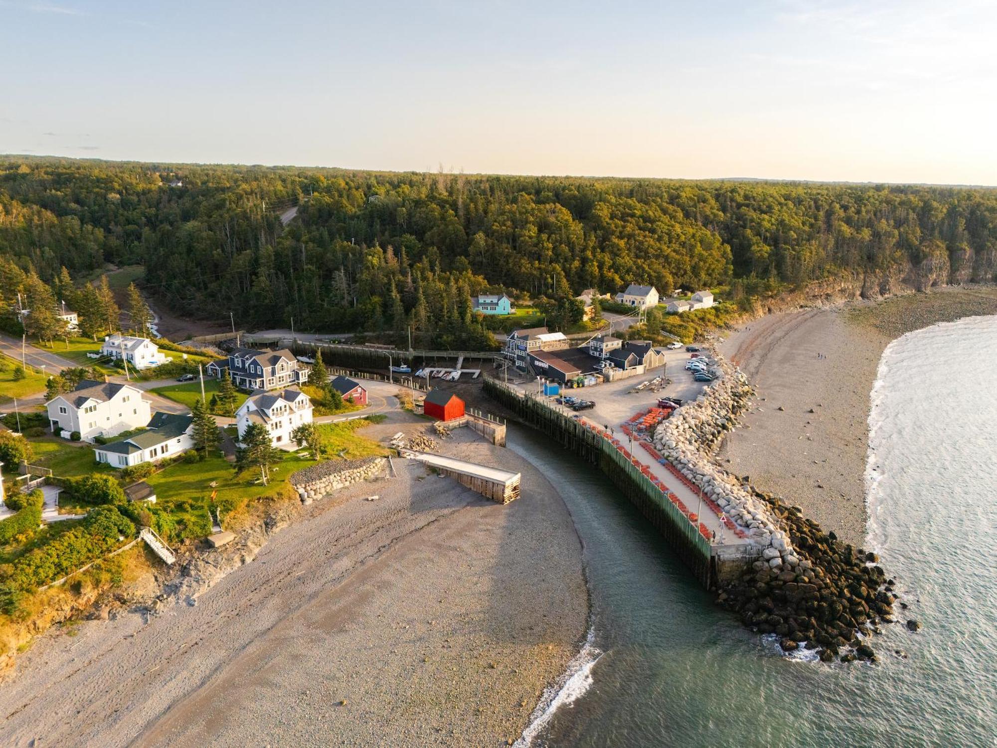 Tides Inn Guest Suites Halls Harbour Exterior photo